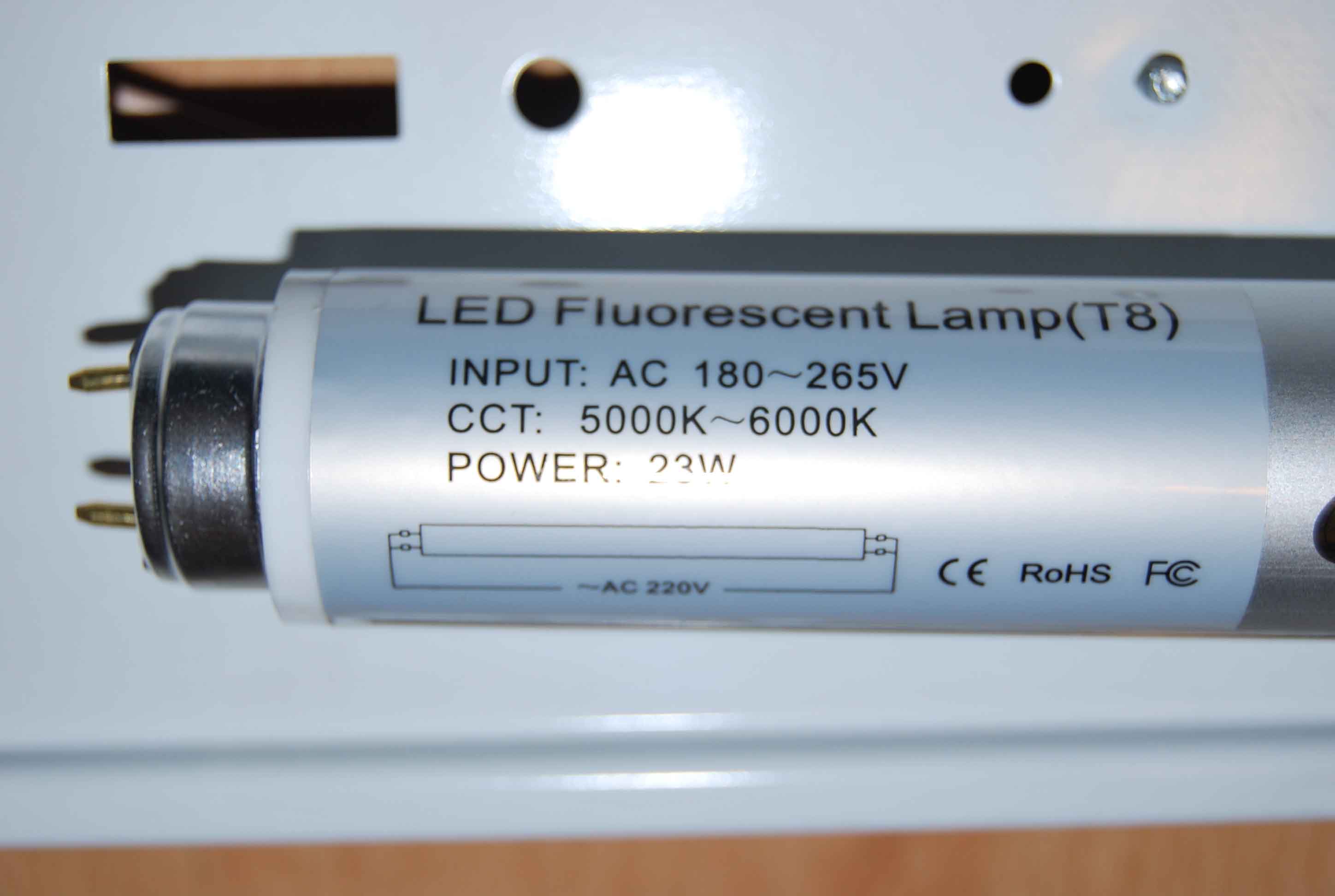 Tubos "fluorescentes" de LED's. Imágenes e instalación Desenchufados