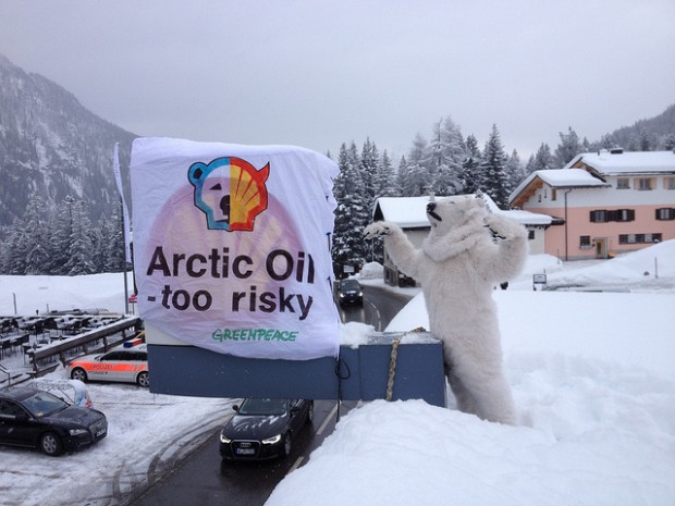 Shell - Tankstellen Besetzung Arctic oil - too risky by Greenpeace Switzerland